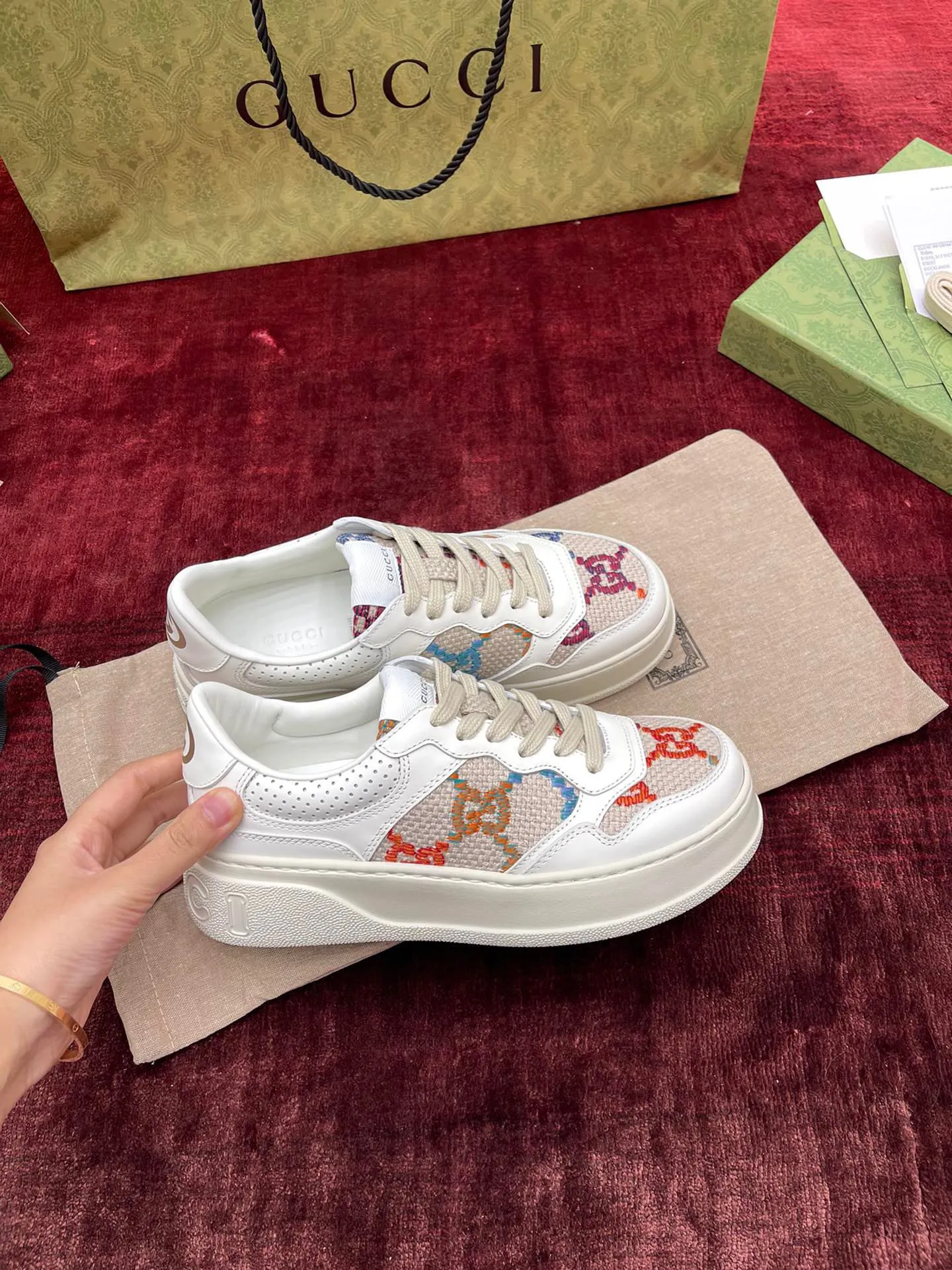 👟👟Ex-factory price 480👟👟 Gucc*i~~New upgraded version, original original color @GG couple's thick-soled shoes...biscuit shoes...white shoes...sneakers...flat shoes...catwalk style: celebrities, Internet celebrities, Xiaohongshu, etc. will definitely plant grass and call❤ Original customized cowhide fabric (classic old floral fabric, perforation, embossing process), the original bottom has a big logo, and there is a GG on the heel Logo, 5cm thick sole, classic Gucci webbing... Women's size 35-40, men's size 39-44